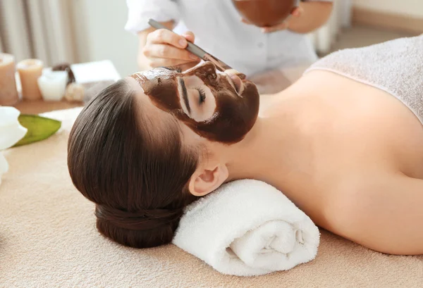 Vrouw met spa procedure op gezicht — Stockfoto