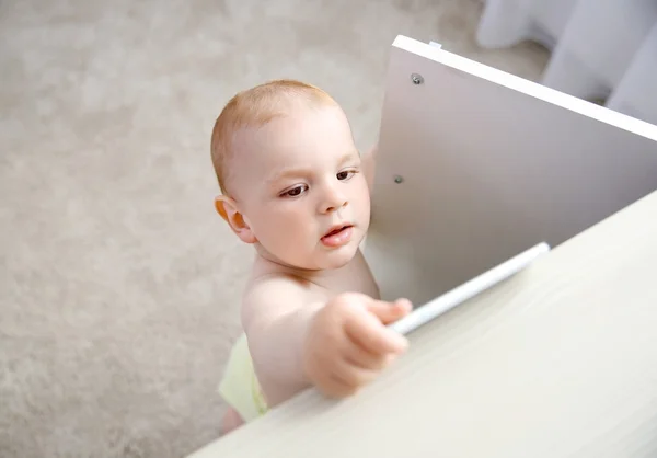 Baby boy med smartphone — Stockfoto