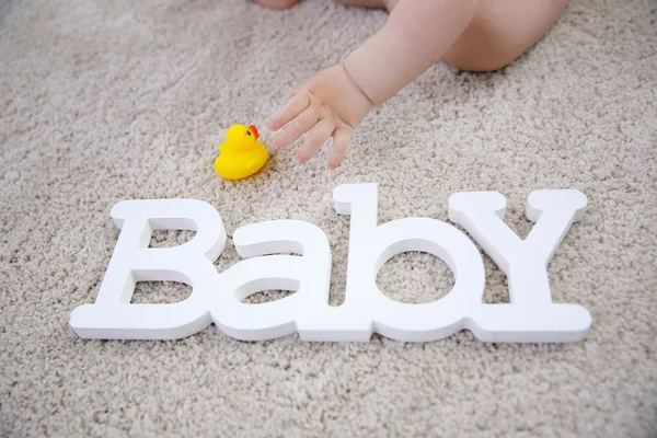 Bebê e palavra decorativa — Fotografia de Stock