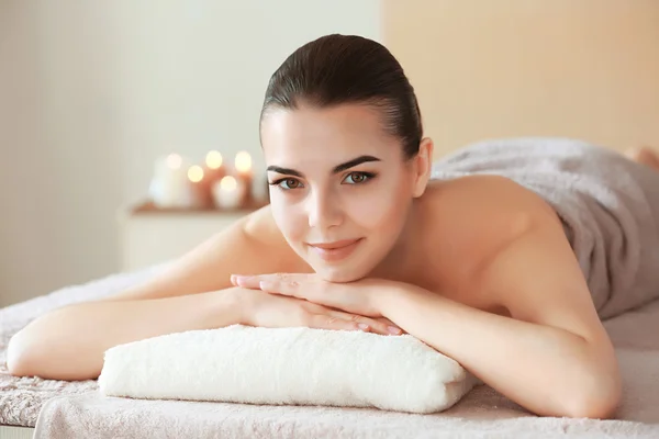 Mujer en el salón de spa —  Fotos de Stock