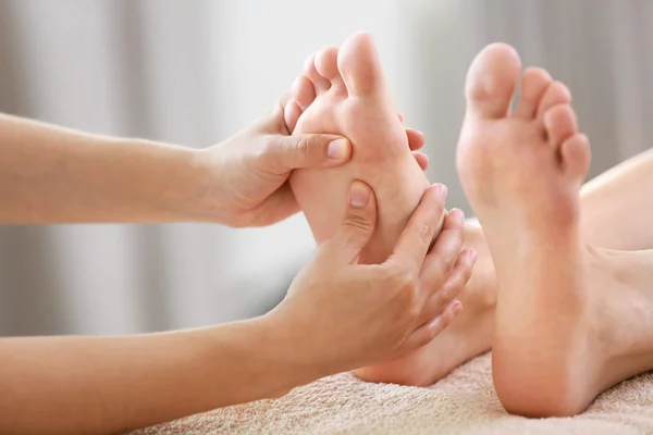 Mulher fazendo massagem no spa — Fotografia de Stock