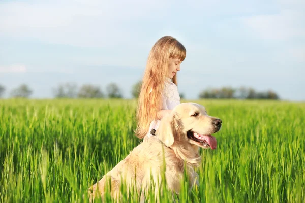 Petite fille et grand chien gentil — Photo