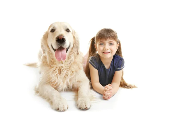 Klein meisje en grote vriendelijke hond — Stockfoto