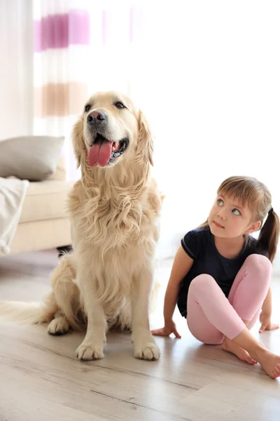 Liten flicka och stora snäll hund — Stockfoto