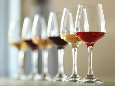 Birçok farklı şarap bardak 