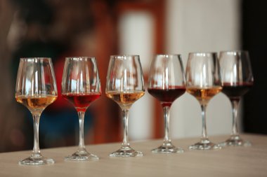 Birçok farklı şarap bardak 