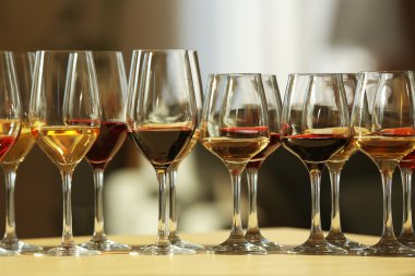 Birçok farklı şarap bardak 