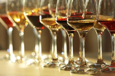 Birçok farklı şarap bardak 