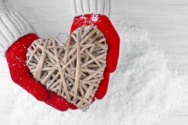 Hasır kalp tutan eller