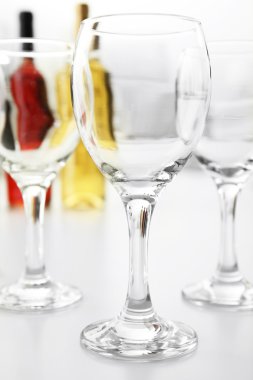 Kadehlerin bulanık arka plan üzerinde