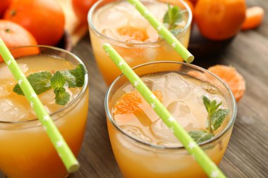 Buz, nane ve mandalina ile kokteyller 