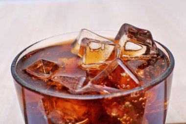 Buzlu bir bardak kola. 
