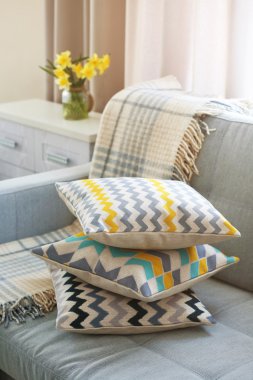 Şık yastık yığını