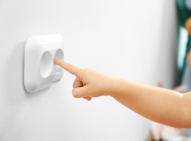 Parmak güç yuvaya koyarak çocuk