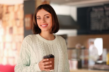 Genç bayan kahve içiyor.