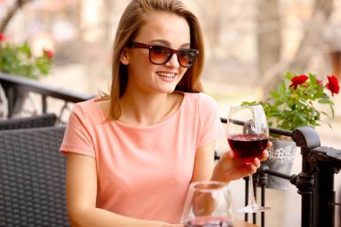 Şarap içen genç bayan. 