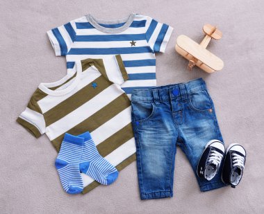 arka plan üzerinde bebek giysileri