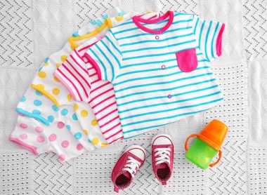 arka plan üzerinde bebek giysileri