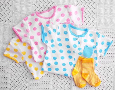 arka plan üzerinde bebek giysileri