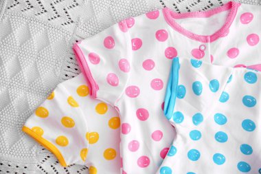 arka plan üzerinde bebek giysileri