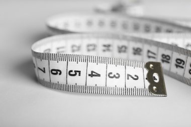 Beyaz üzerinde ölçüm bandı