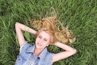 Yeşil çimenlerin üzerinde kadın