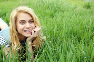 Yeşil çimenlerin üzerinde kadın