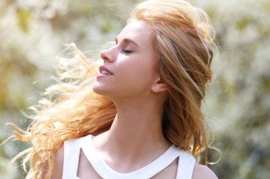 kadın çiçek açan ağaç arka plan üzerinde