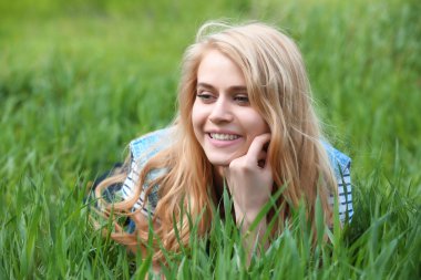 Yeşil çimenlerin üzerinde kadın