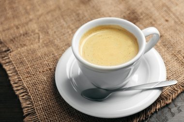 kahve masa örtüsü üzerinde