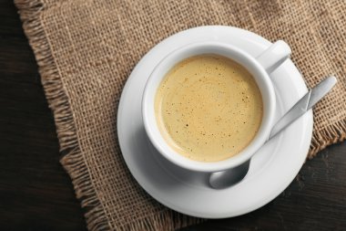 Arka planda bir fincan kahve.