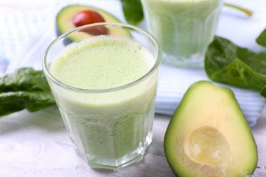 Taze avokado güler yüzlü lezzetli