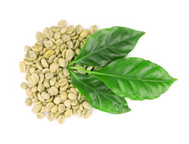 Kahve çekirdekleri ve yapraklar