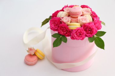 Lezzetli macaroons ve gül