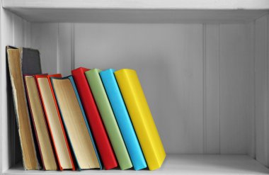 Pek çok kitap raf