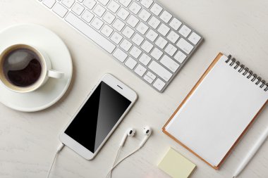 Klavye, telefon, defter ve kahve 