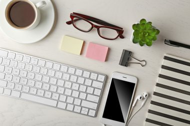 Klavye, telefon, defter ve kahve