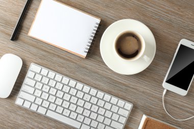 Klavye, telefon, defter ve kahve