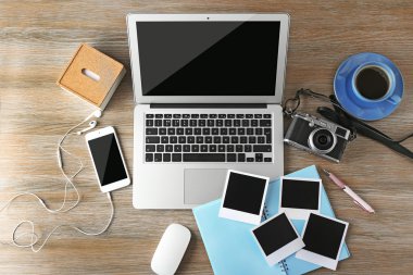 Dizüstü bilgisayar, telefon, fotoğraf ve kahve