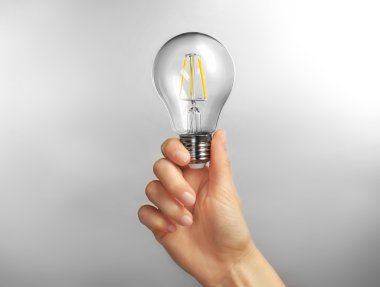 Kadın el holding ampul  