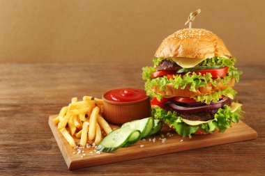 büyük Hamburger patates kızartması ile 