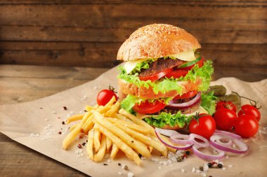 büyük Hamburger patates kızartması ile 