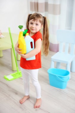 küçük kız temizlik Oda