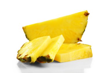 İzole sulu ananas dilimleri