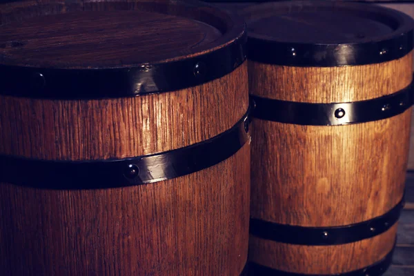 Два старых деревянных бочонка вина — стоковое фото
