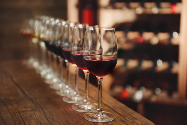 別のワインの多くのグラス — ストック写真