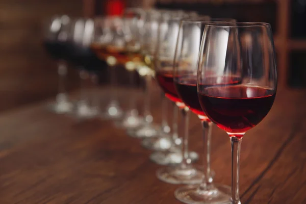Birçok farklı şarap bardak — Stok fotoğraf