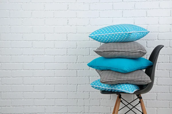 Almohadas de colores en la silla — Foto de Stock