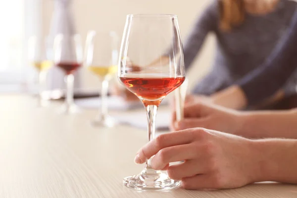 Эксперты дегустируют новые сорта вина — стоковое фото
