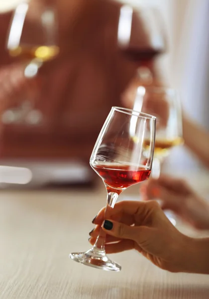 Эксперты дегустируют новые сорта вина — стоковое фото